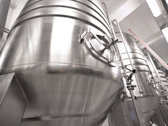 Edelstahlkessel in einer Industrieanlage // industrial storage Edelstahlkessel in einer Industrieanlage // industrial storage